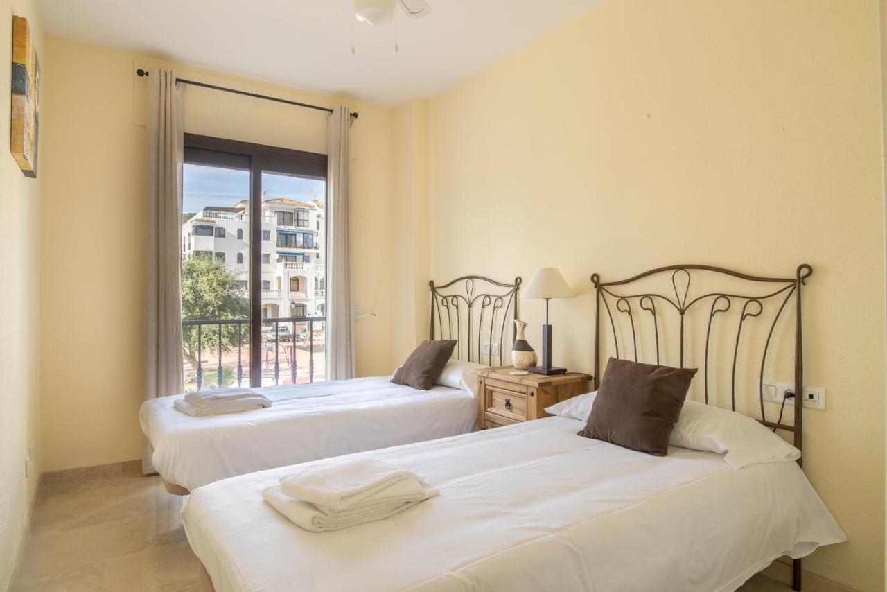 2261-Superb Apt On The Beach, On Duquesa Harbour Манилва Екстериор снимка